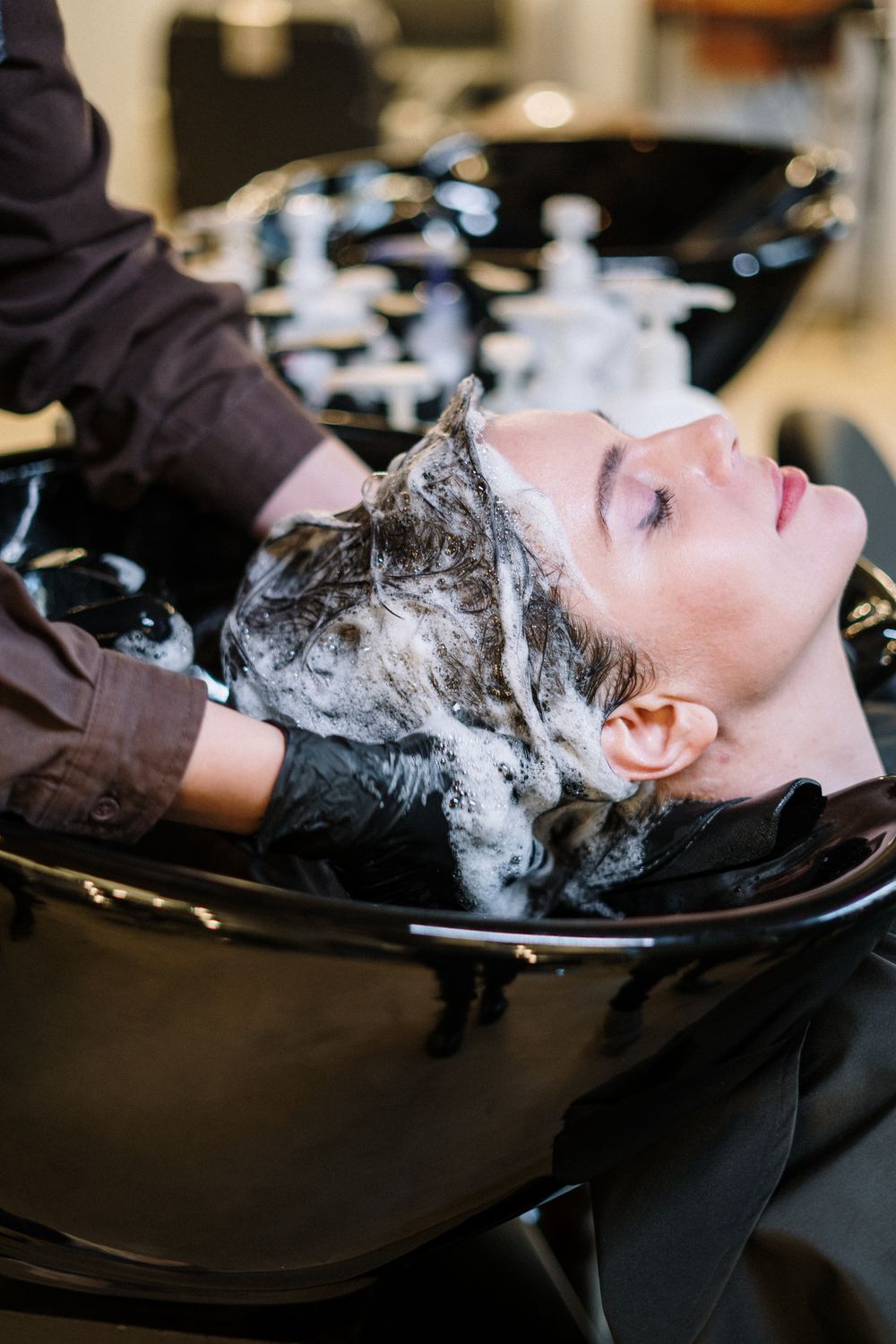 Profissional cuidando do cabelo de uma cliente