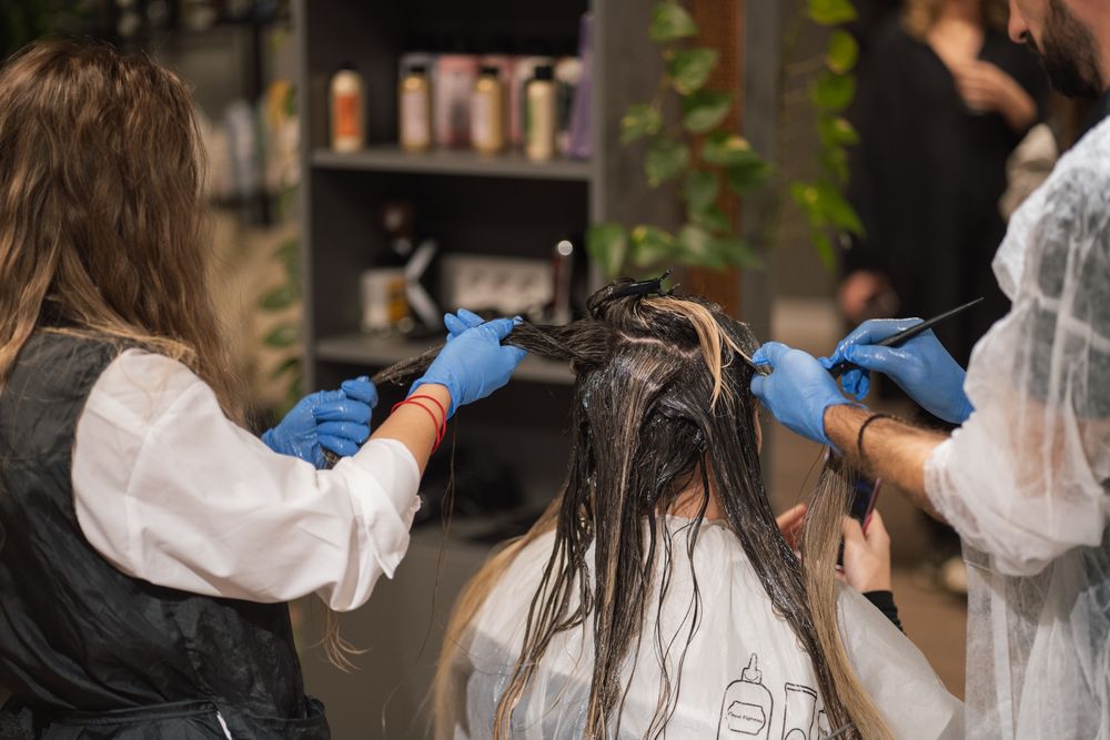 Profissionais trabalhando em um studio de beleza